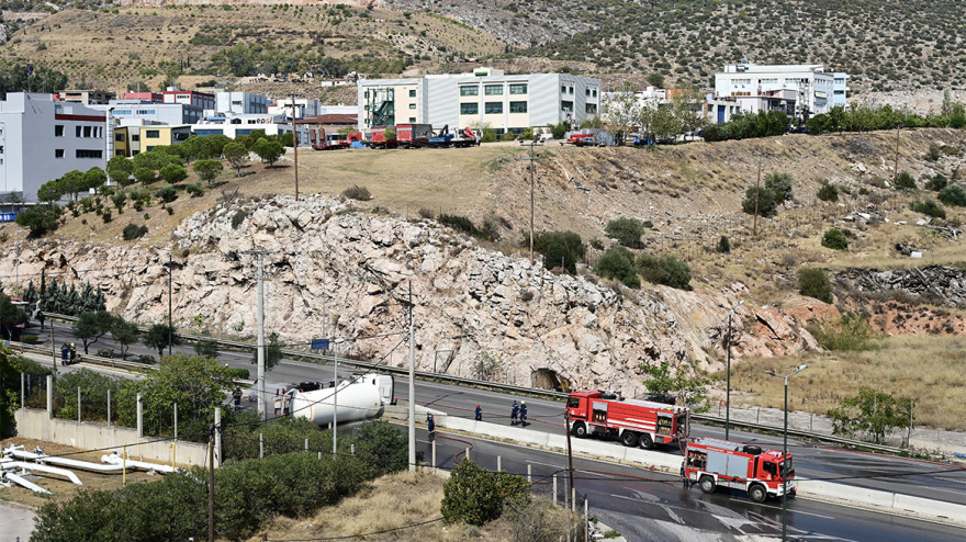 Ανατροπή βυτιοφόρου στη Λεωφόρο Σχιστού, αναφορές για διαρροή υγραερίου - Διακόπηκε η κυκλοφορία