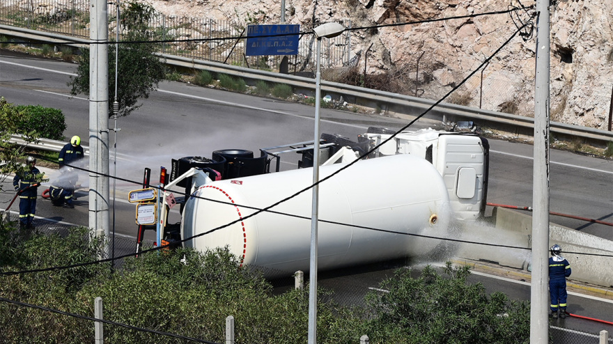Ανατροπή βυτιοφόρου στη Λεωφόρο Σχιστού, αναφορές για διαρροή υγραερίου - Διακόπηκε η κυκλοφορία