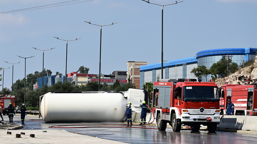 Ανατροπή βυτιοφόρου στη Λεωφόρο Σχιστού, αναφορές για διαρροή υγραερίου - Διακόπηκε η κυκλοφορία
