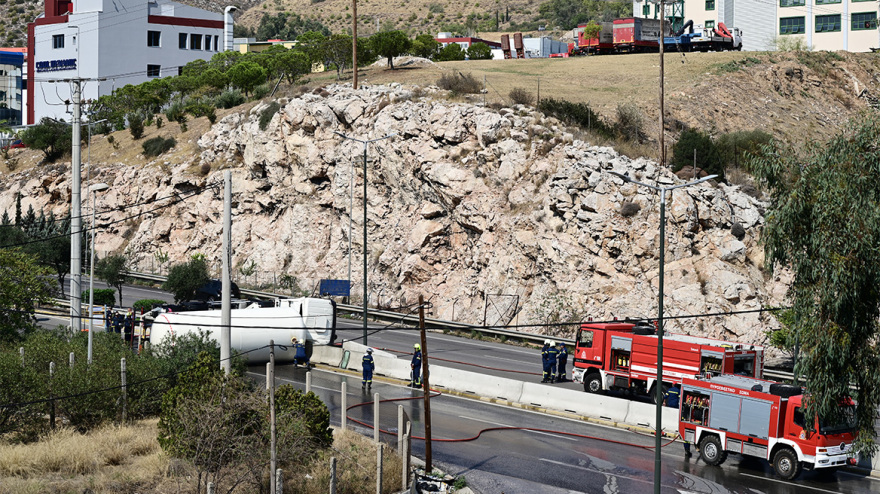 Ανατροπή βυτιοφόρου στη Λεωφόρο Σχιστού, αναφορές για διαρροή υγραερίου - Διακόπηκε η κυκλοφορία