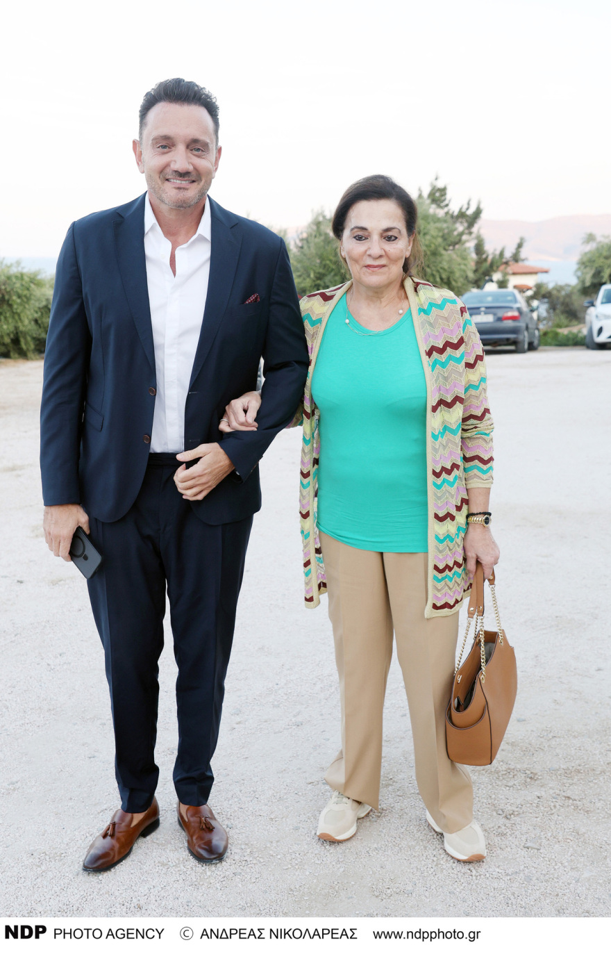 Άντζελα Δημητρίου: Βάφτισε την εγγονή της 