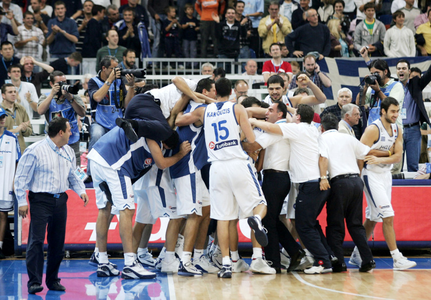 Eurobasket 2005: Η επιστροφή της «επίσημης αγαπημένης» στην κορυφή -  Από το βάλτο αγόρι μου, στον θρίαμβο κόντρα στον Νοβίτσκι 
