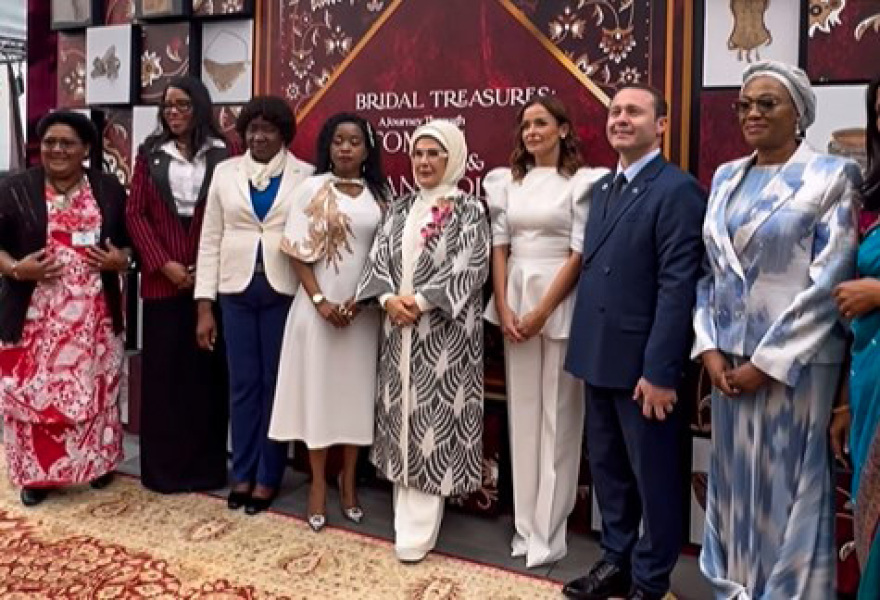 Νέα Υόρκη: Καλεσμένη της Εμινέ Ερντογάν η Μαρέβα Μητσοτάκη σε επίδειξη με παραδοσιακά νυφικά - Δείτε βίντεο