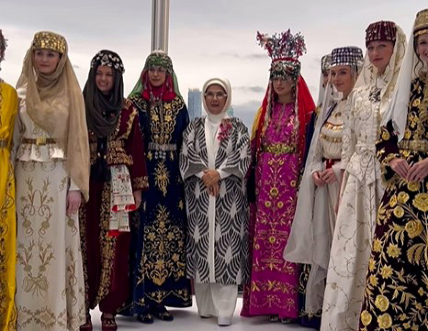 Νέα Υόρκη: Καλεσμένη της Εμινέ Ερντογάν η Μαρέβα Μητσοτάκη σε επίδειξη με παραδοσιακά νυφικά - Δείτε βίντεο