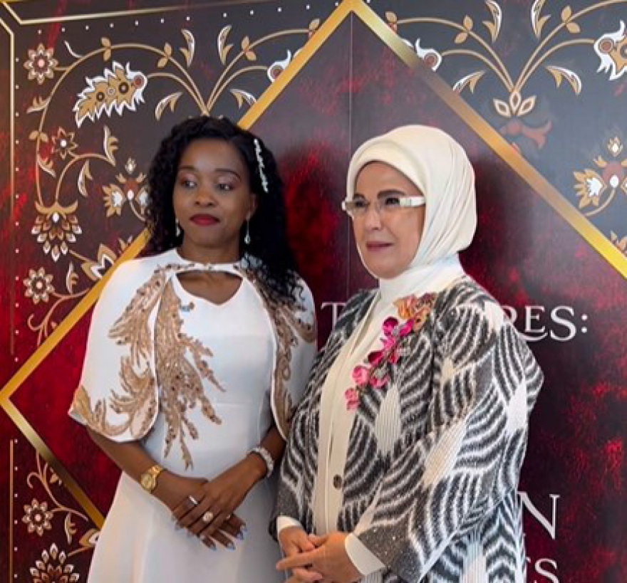 Νέα Υόρκη: Καλεσμένη της Εμινέ Ερντογάν η Μαρέβα Μητσοτάκη σε επίδειξη με παραδοσιακά νυφικά - Δείτε βίντεο