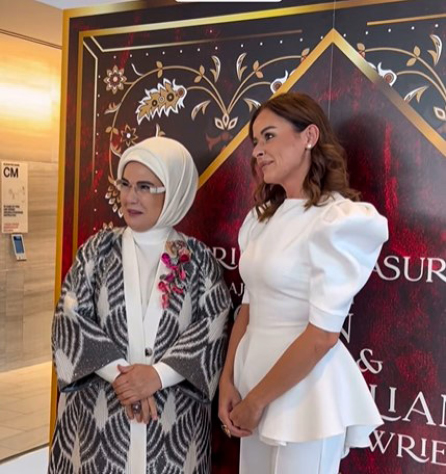 Νέα Υόρκη: Καλεσμένη της Εμινέ Ερντογάν η Μαρέβα Μητσοτάκη σε επίδειξη με παραδοσιακά νυφικά - Δείτε βίντεο