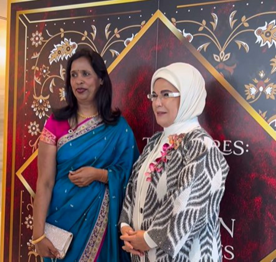 Νέα Υόρκη: Καλεσμένη της Εμινέ Ερντογάν η Μαρέβα Μητσοτάκη σε επίδειξη με παραδοσιακά νυφικά - Δείτε βίντεο