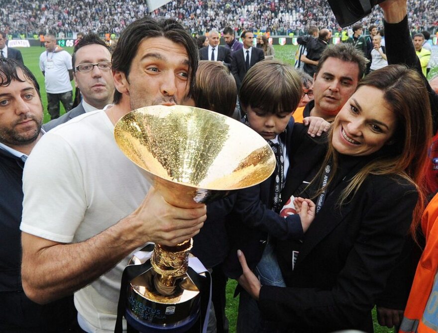 Τζίτζι Μπουφόν: Ντύνεται γαμπρός για δεύτερη φορά - Παντρεύεται στην Τοσκάνη τη δημοσιογράφο Ιλάρια Ντ'Αμίκο