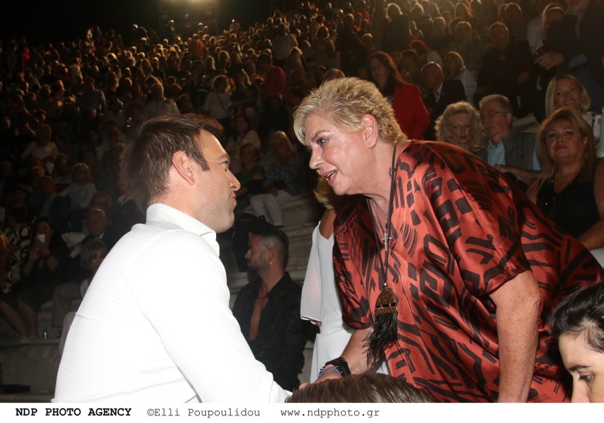 Στέφανος Κασσελάκης: Η συνάντηση και η θερμή χειραψία με την Δήμητρα Λιάνη στο Ηρώδειο