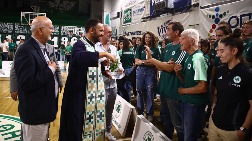 Σουτέρ... παπάς έκλεψε την παράσταση στον αγιασμό του Ερασιτέχνη Παναθηναϊκού - Δείτε φωτογραφίες
