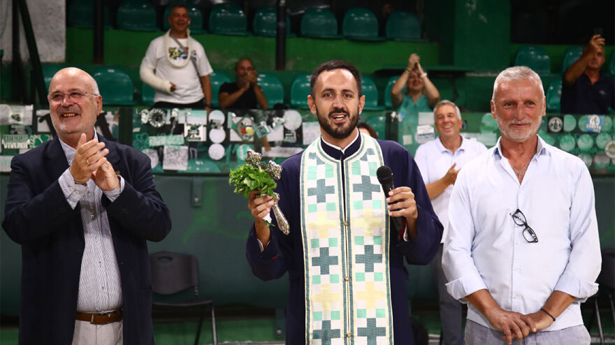 Σουτέρ... παπάς έκλεψε την παράσταση στον αγιασμό του Ερασιτέχνη Παναθηναϊκού - Δείτε φωτογραφίες