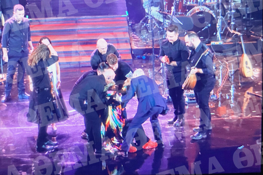 Μαρινέλλα: Λιποθύμησε στη σκηνή του Ηρωδείου και μεταφέρθηκε στο «Υγεία», βίντεο