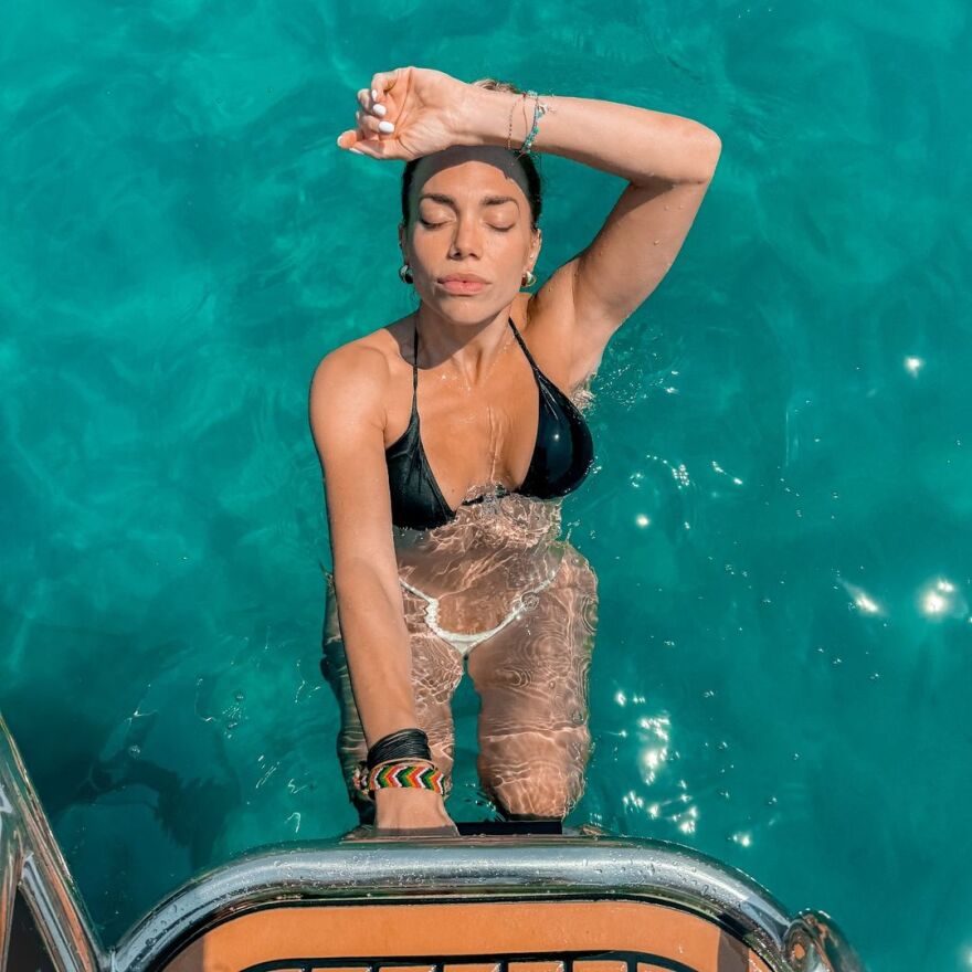 Κρυσταλλία: Ο καλός καιρός έκανε την τραγουδίστρια να αναπολήσει τις βουτιές της με μπικίνι στη θάλασσα