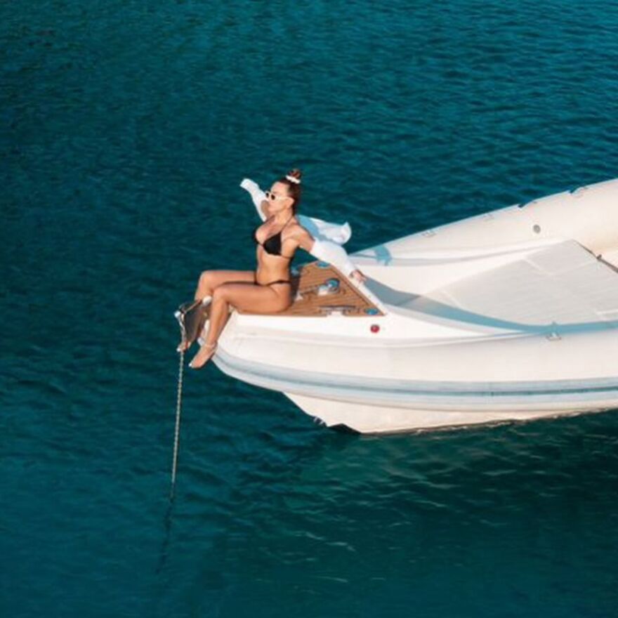 Κρυσταλλία: Ο καλός καιρός έκανε την τραγουδίστρια να αναπολήσει τις βουτιές της με μπικίνι στη θάλασσα