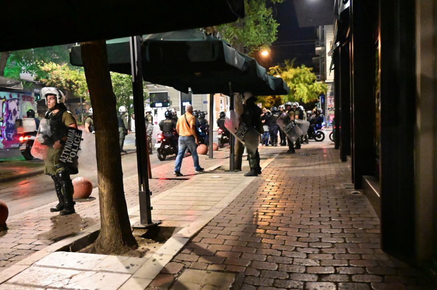 Δύο συλλήψεις από τη χθεσινή επίθεση με μολότοφ κατά αστυνομικών στην Πλατεία Βικτωρίας