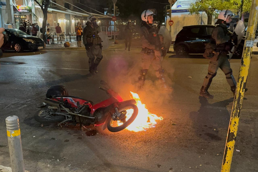 Επεισόδια στην 3ης Σεπτεμβρίου στο κέντρο της Αθήνας - Επίθεση με μολότοφ σε διμοιρία των ΜΑΤ, δείτε φωτογραφίες