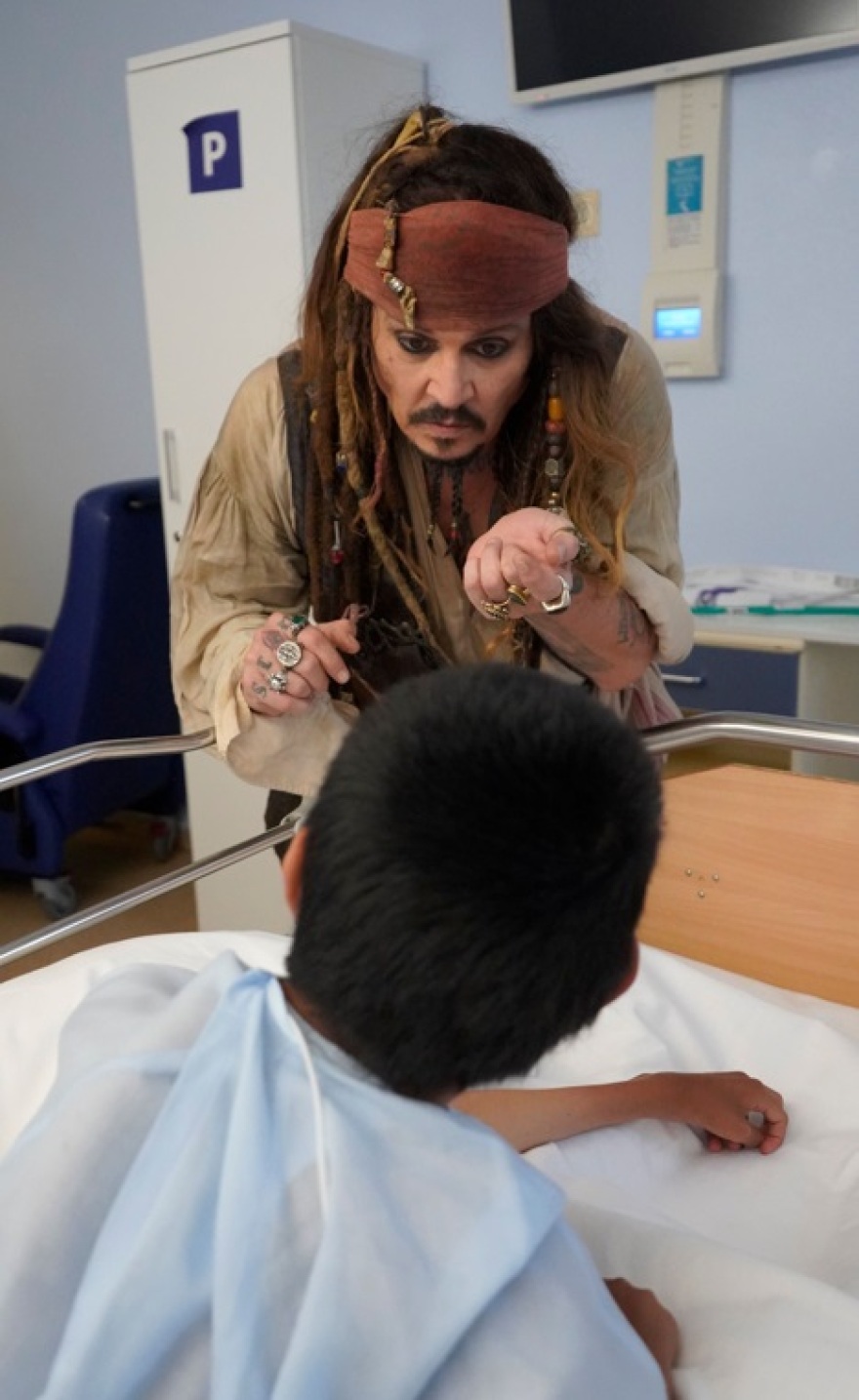 Ο Τζόνι Ντεπ «μεταμορφώθηκε» σε Τζακ Σπάροου για μικρούς ασθενείς στην Ισπανία