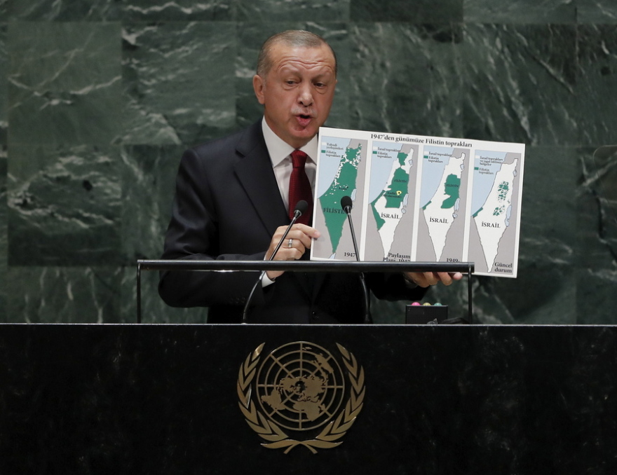 Με τους χάρτες στα χέρια για άλλη μια φορά ο Νετανιάχου στον ΟΗΕ – Το «σόου» που δίνει εδώ και χρόνια