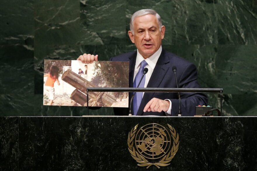 Με τους χάρτες στα χέρια για άλλη μια φορά ο Νετανιάχου στον ΟΗΕ – Το «σόου» που δίνει εδώ και χρόνια