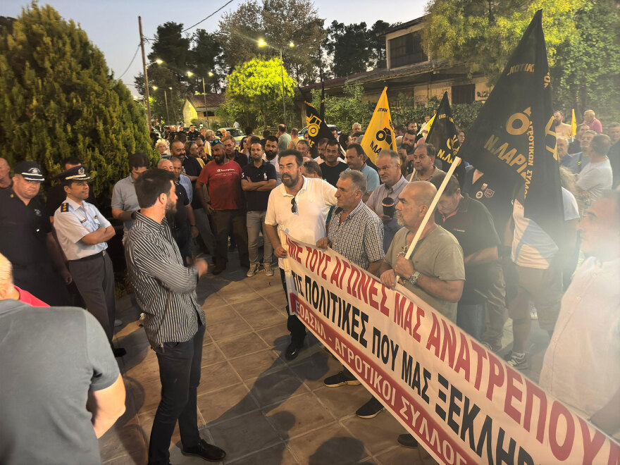 Διαμαρτυρία αγροτών έξω από την Περιφέρεια Θεσσαλίας - «Ο χειμώνας θα είναι θερμός, συνεχίζουμε τη διεκδίκηση»