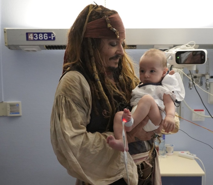 Ο Τζόνι Ντεπ «μεταμορφώθηκε» σε Τζακ Σπάροου για μικρούς ασθενείς στην Ισπανία