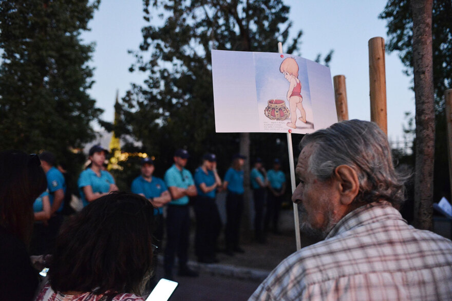 Βυζαντινό Μουσείο: Διαμαρτυρία για το pre-wedding party της Θεοδώρας – Παρούσα και η Έλενα Ακρίτα, δείτε βίντεο