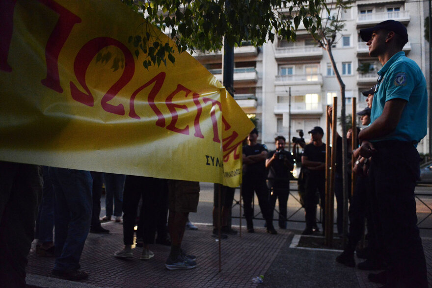 Βυζαντινό Μουσείο: Διαμαρτυρία για το pre-wedding party της Θεοδώρας – Παρούσα και η Έλενα Ακρίτα, δείτε βίντεο