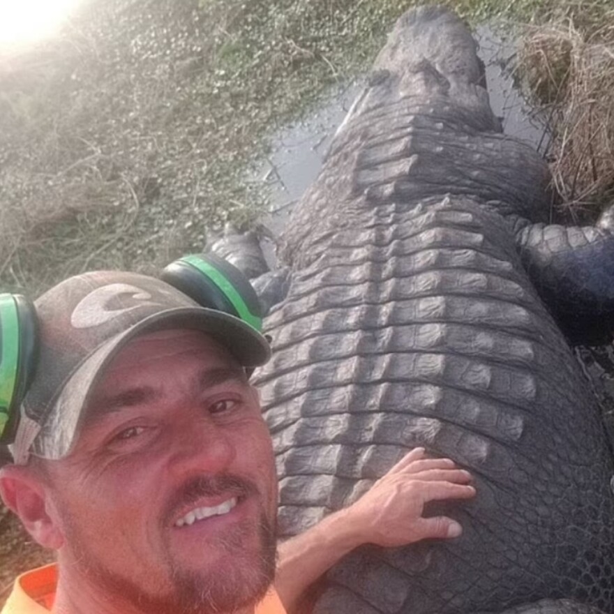 Lana Del Rey: Ποιος είναι ο ξεναγός που κατάφερε να φορέσει βέρα στην τραγουδίστρια