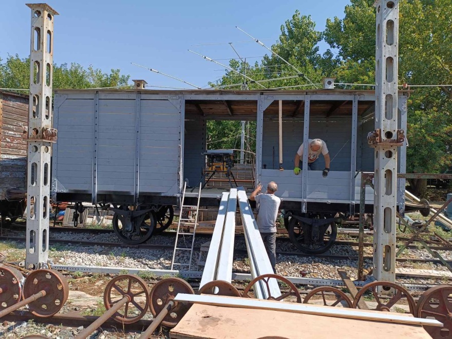 Επισκευή δύο ιστορικών βαγονιών που μετέφεραν Εβραίους πολίτες από τη Θεσσαλονίκη στα κρεματόρια του Άουσβιτς - Δείτε φωτογραφίες