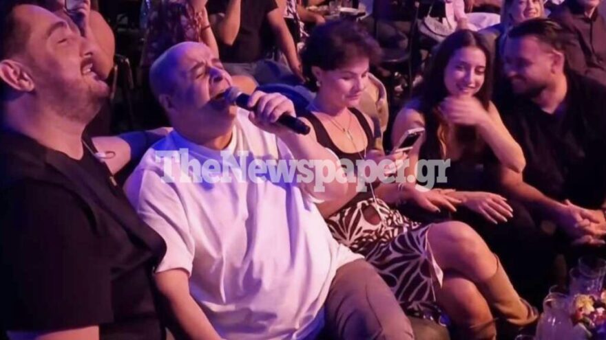 Ο Μάρκος Σεφερλής διασκέδασε σε μπουζούκια του Βόλου - Δείτε φωτογραφίες