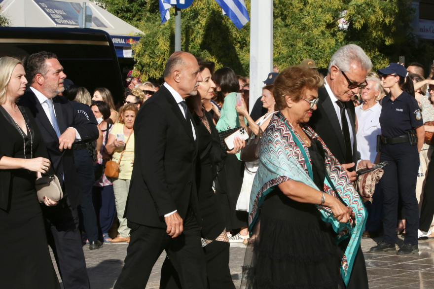 Βασιλικός γάμος στην Αθήνα - Η Θεοδώρα Γλύξμπουργκ παντρεύτηκε τον Μάθιου Κουμάρ - Δείτε βίντεο