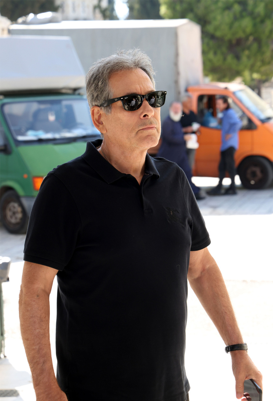 Γιάννης Μόρτζος: Συγκίνηση στο τελευταίο αντίο στον ηθοποιό