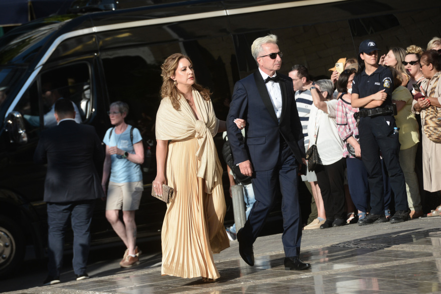 Βασιλικός γάμος στην Αθήνα - Η Θεοδώρα Γλύξμπουργκ παντρεύτηκε τον Μάθιου Κουμάρ - Δείτε βίντεο