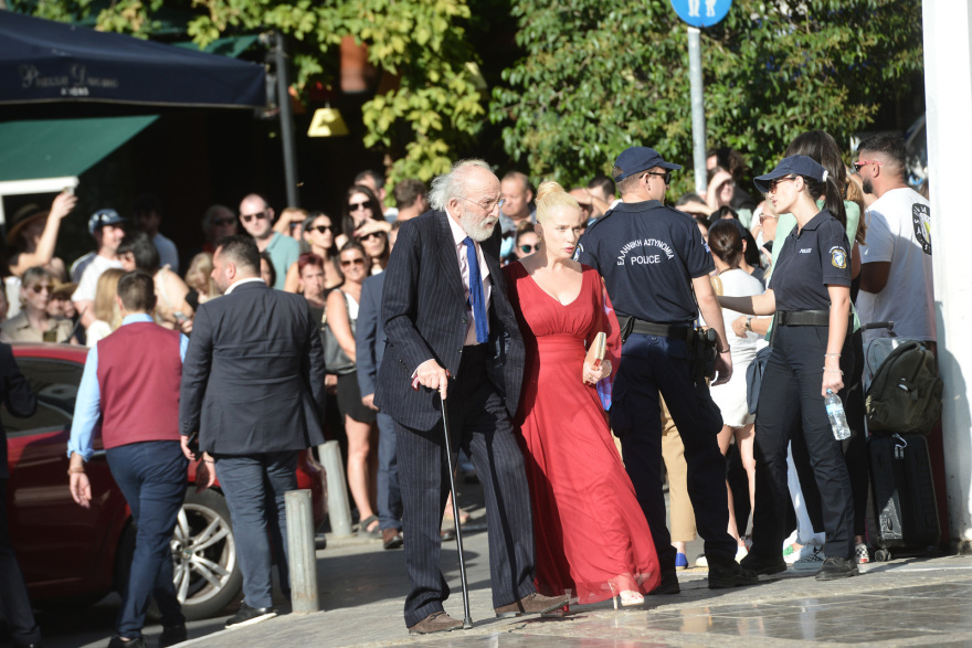 Βασιλικός γάμος στην Αθήνα - Η Θεοδώρα Γλύξμπουργκ παντρεύτηκε τον Μάθιου Κουμάρ - Δείτε βίντεο