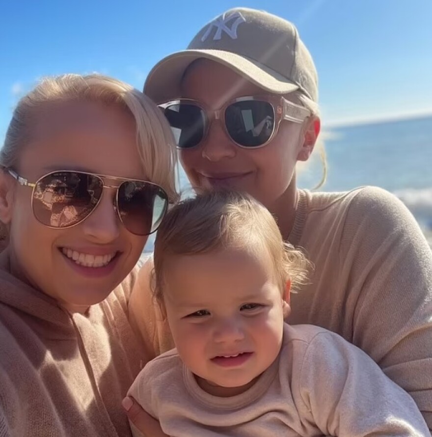 Η Ρέμπελ Γουίλσον παντρεύτηκε τη σύντροφό της Ραμόνα Αγκρούμα σε μία ρομαντική τελετή στη Σαρδηνία