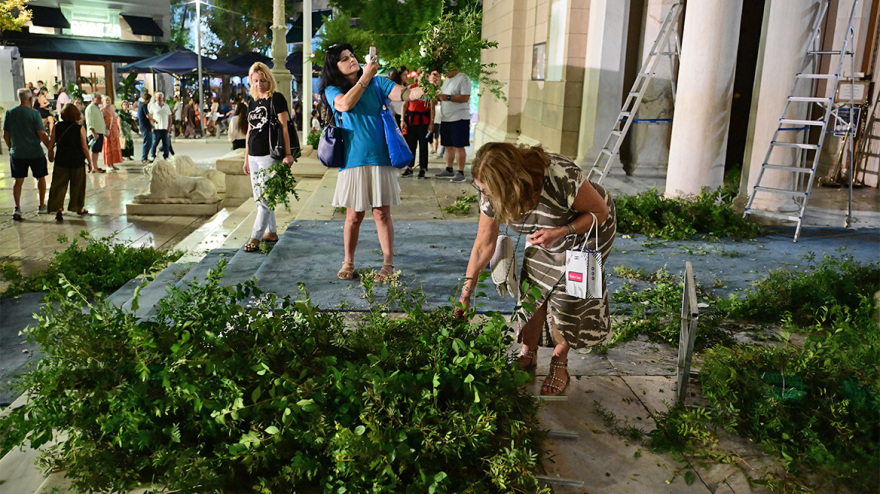 Φωτογραφίες: Κόσμος έσπευσε να πάρει τα λουλούδια της νυφικής διακόσμησης μετά τον γάμο Γλύξμπουργκ - Κουμάρ