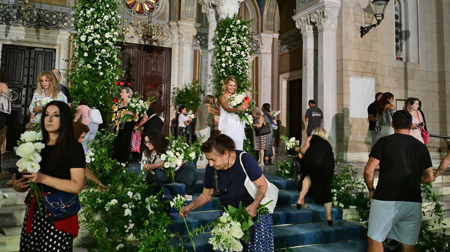 Φωτογραφίες: Κόσμος έσπευσε να πάρει τα λουλούδια της νυφικής διακόσμησης μετά τον γάμο Γλύξμπουργκ - Κουμάρ