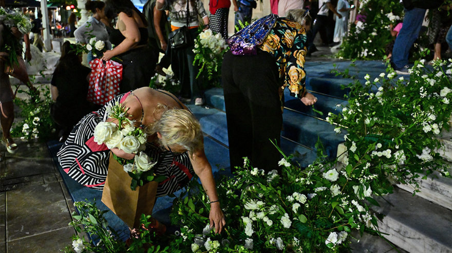 Φωτογραφίες: Κόσμος έσπευσε να πάρει τα λουλούδια της νυφικής διακόσμησης μετά τον γάμο Γλύξμπουργκ - Κουμάρ