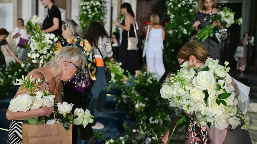 Φωτογραφίες: Κόσμος έσπευσε να πάρει τα λουλούδια της νυφικής διακόσμησης μετά τον γάμο Γλύξμπουργκ - Κουμάρ