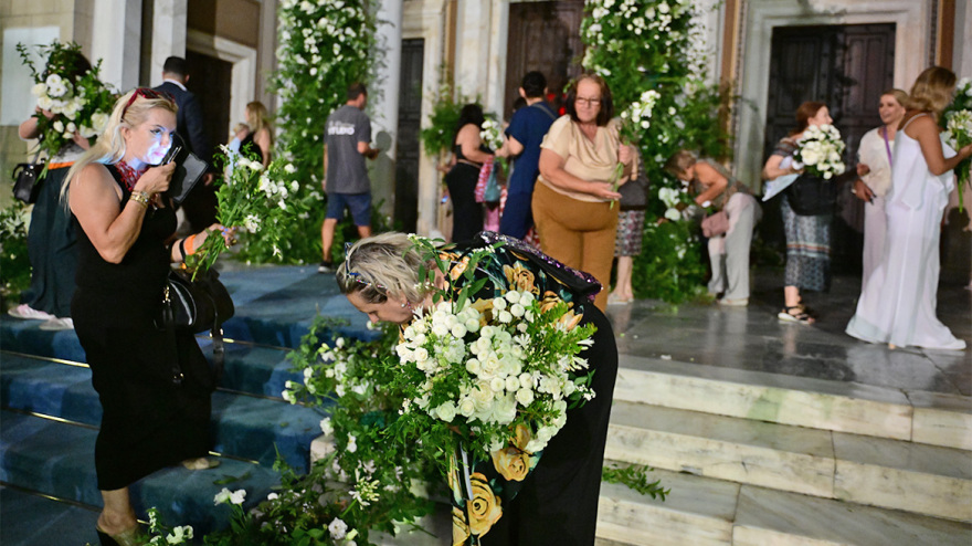 Φωτογραφίες: Κόσμος έσπευσε να πάρει τα λουλούδια της νυφικής διακόσμησης μετά τον γάμο Γλύξμπουργκ - Κουμάρ