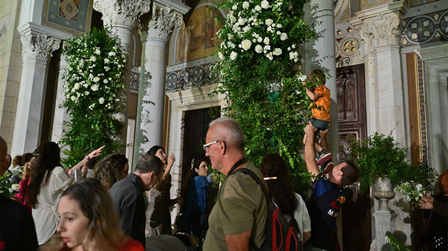 Φωτογραφίες: Κόσμος έσπευσε να πάρει τα λουλούδια της νυφικής διακόσμησης μετά τον γάμο Γλύξμπουργκ - Κουμάρ
