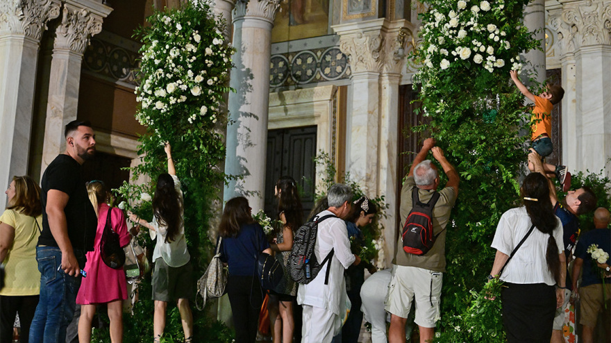 Φωτογραφίες: Κόσμος έσπευσε να πάρει τα λουλούδια της νυφικής διακόσμησης μετά τον γάμο Γλύξμπουργκ - Κουμάρ