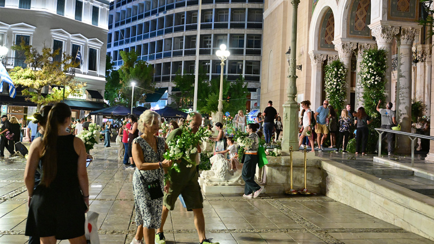 Φωτογραφίες: Κόσμος έσπευσε να πάρει τα λουλούδια της νυφικής διακόσμησης μετά τον γάμο Γλύξμπουργκ - Κουμάρ