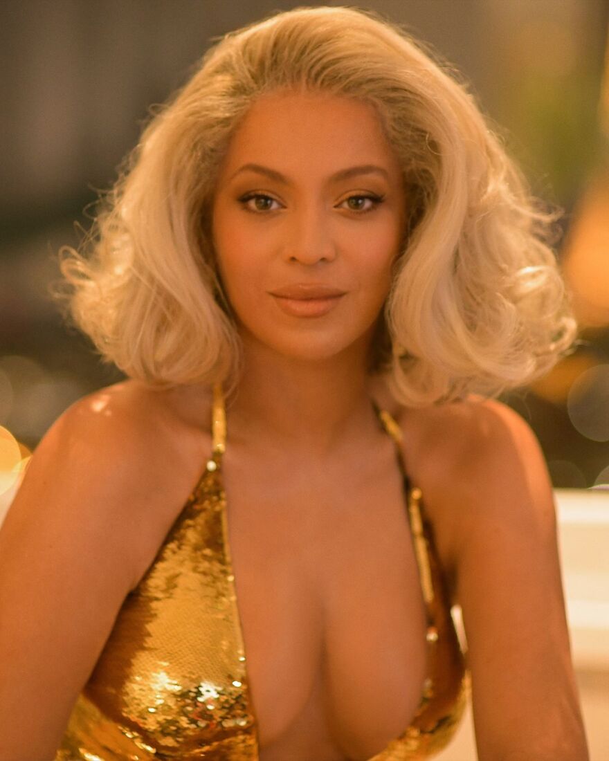 Μπιγιόνσε: Ποζάρει με βαθύ ντεκολτέ στο Instagram 