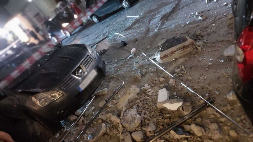 Ηράκλειο: Κατέρρευσε τμήμα μπαλκονιού - Δείτε φωτογραφίες