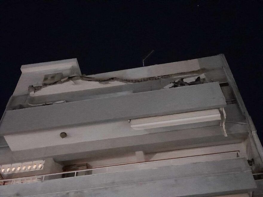 Ηράκλειο: Κατέρρευσε τμήμα μπαλκονιού - Δείτε φωτογραφίες