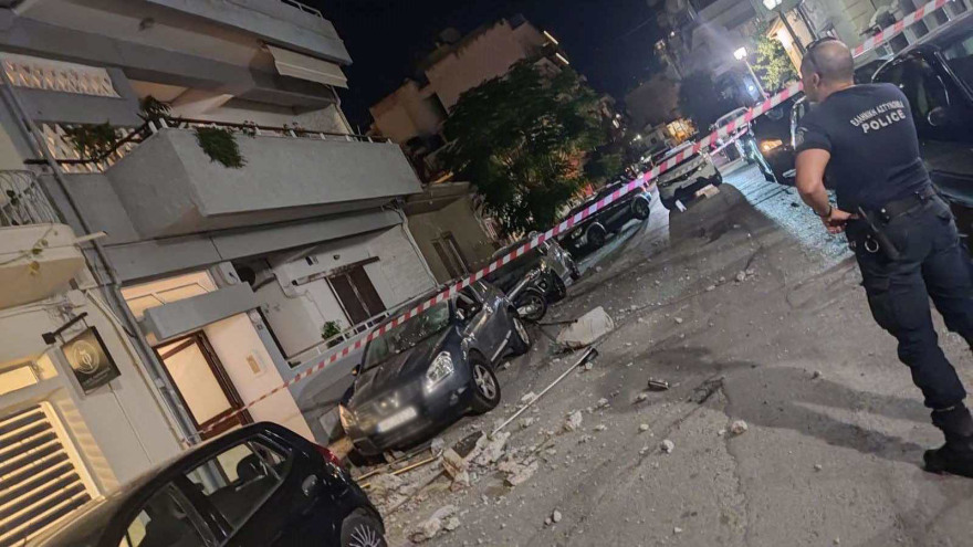 Ηράκλειο: Κατέρρευσε τμήμα μπαλκονιού - Δείτε φωτογραφίες