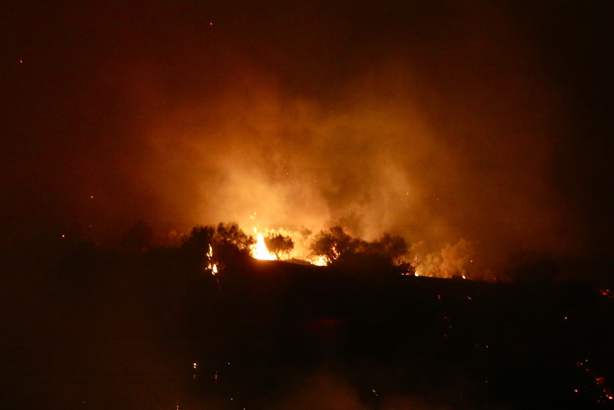 Φωτιά στην Κορινθία: Κάηκαν σπίτια, έκλεισε η Κορίνθου-Πατρών στο ύψος του Δερβενίου, συγκλονιστικά βίντεο