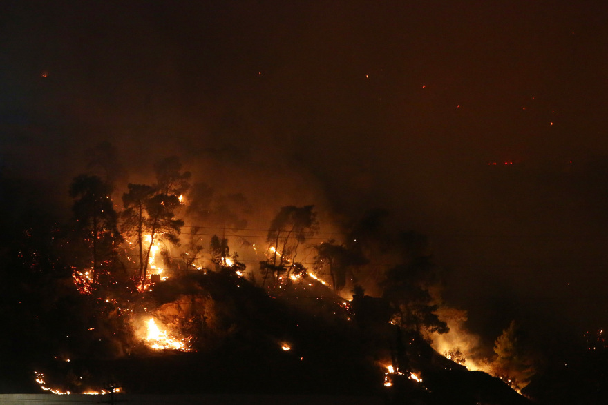 Φωτιά στην Κορινθία: Κάηκαν σπίτια, έκλεισε η Κορίνθου-Πατρών στο ύψος του Δερβενίου, συγκλονιστικά βίντεο