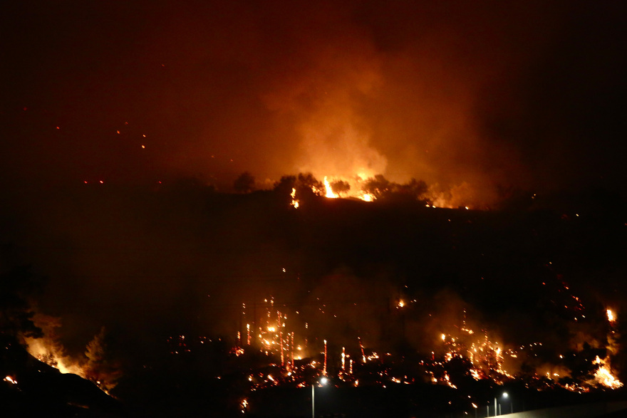 Φωτιά στην Κορινθία: Κάηκαν σπίτια, έκλεισε η Κορίνθου-Πατρών στο ύψος του Δερβενίου, συγκλονιστικά βίντεο